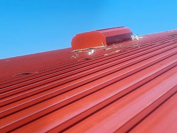 New red metal roof sheeting with a ridge vent on the Bergvliet High roof
